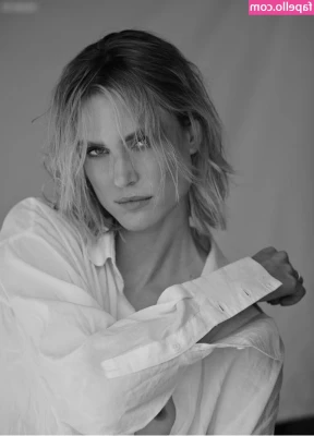 Kim Hnizdo [ kim-hnizdo ] - I tried to take some pics but I'm really not well, lack of sleep and