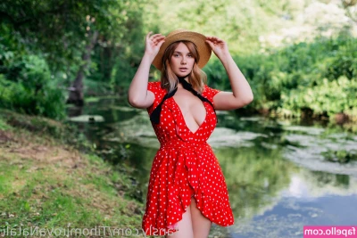 Natali Tihomirova [ natali-tihomirova ] - Preferite more o bionde chi vi appare più porca