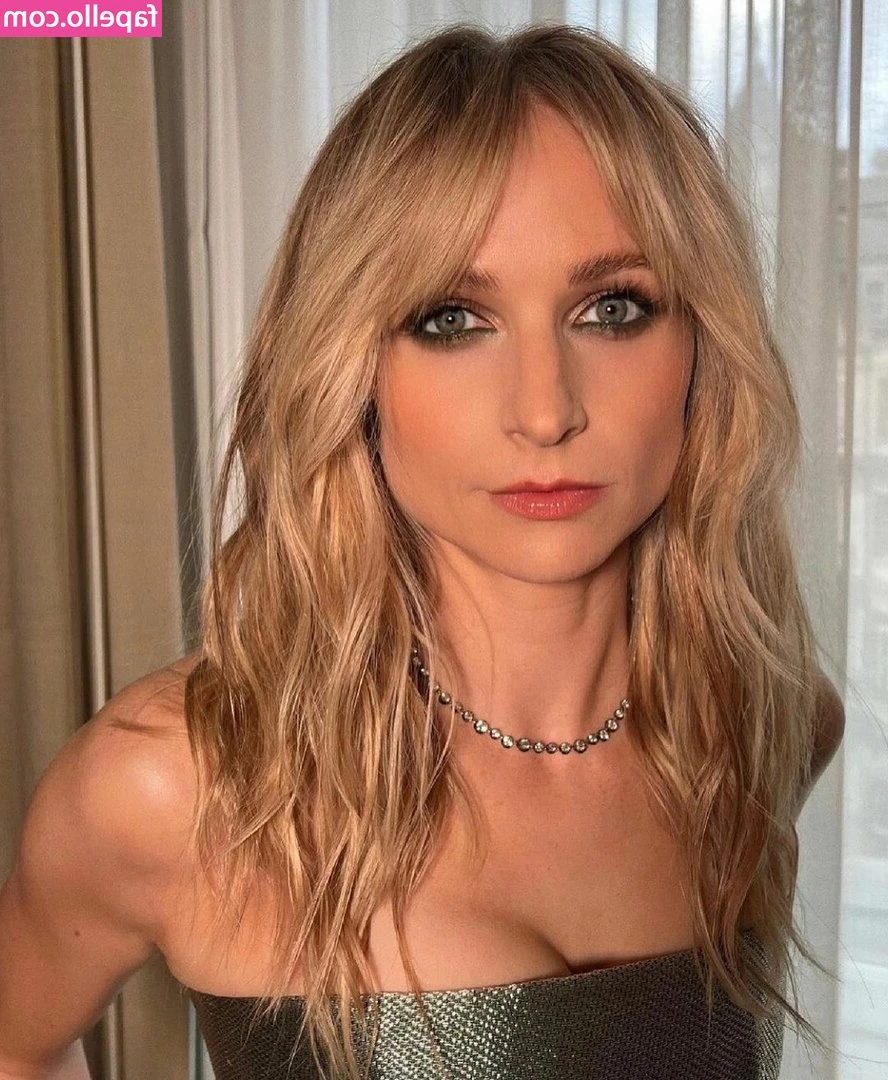 Niamh Algar [ niamh-algar ] - wanna play ?!