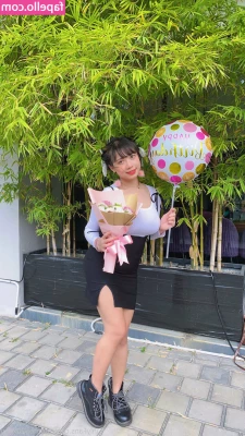 momo520xoxo - Laying and posing in bed and looking thicc and cute like an anime