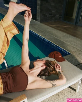 Gabie Fernandes [ gabie-fernandes ] - Oops, my top is sliding down! Now it's all out, i hope you'll show
