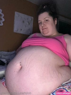 gothbelly - bra on or off ? 👅😉