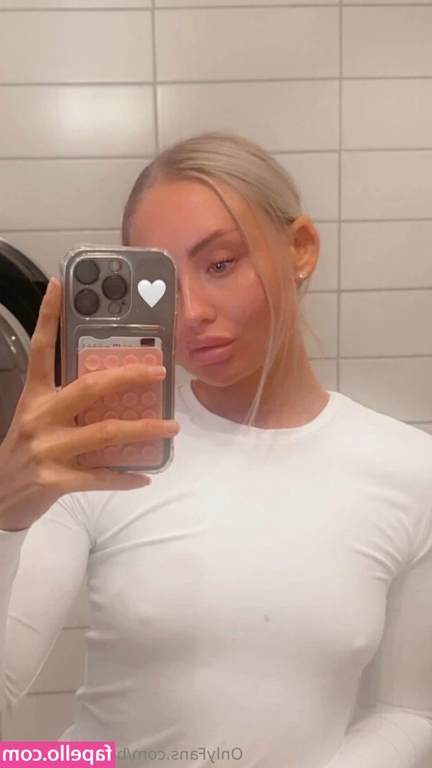 barbie1997free - Swipe for a lil flash 😜🍒