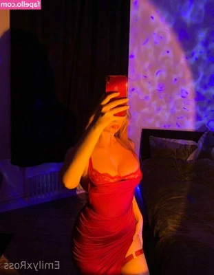 emilyxross - Avec  missandromedaglitter on s est pris en photo dans mon appart a