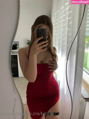 emilyxross - Estaría mejor sentada en otro lado