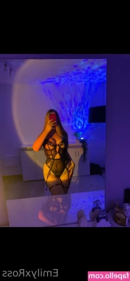 emilyxross - Beg me before you lick👅 my shoes👠