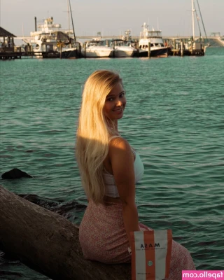 Courtney Knill [ courtney-knill-2 ] - Devinette! Qui suis je ? Rose, doux, tight, mouillé, toujours prêt