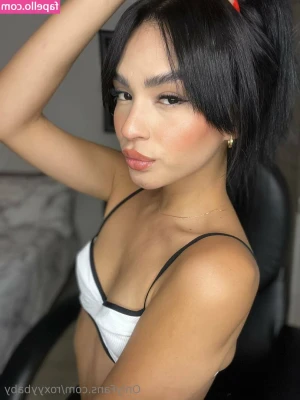 roxyybaby [ roxyybaby-3 ] - Happy almost Friday hehe. Hope you keep it naughty today