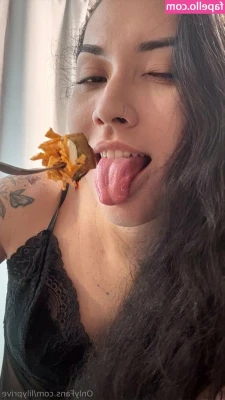 lilyprive - who likes public? 😈