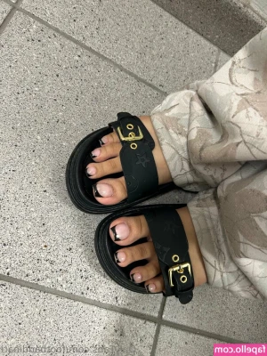 footbaddieari - Soooo much cum leaking through my leg 💦😍