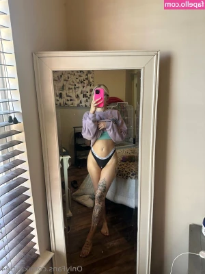 kaytie4 - I am a weak-willed, lonely, pussy-free virgin with a tiny useless