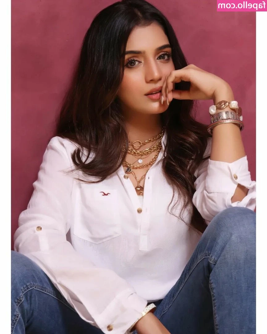 Laiba Khan [ laiba-khan ] - PSST!! I have something very naughty to tell you in your dm!!! 👀