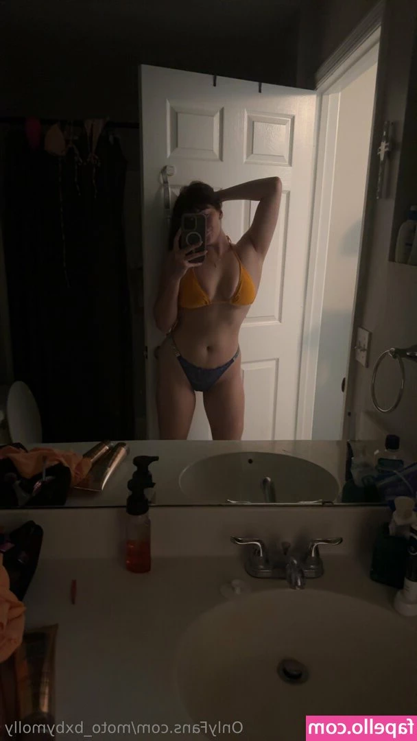 moto_bxbymolly [ moto-bxbymolly ] - Can you help me unzip my bra?😏