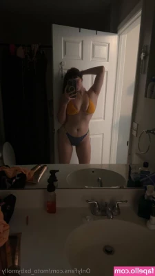 moto_bxbymolly [ moto-bxbymolly ] - Can you help me unzip my bra?😏