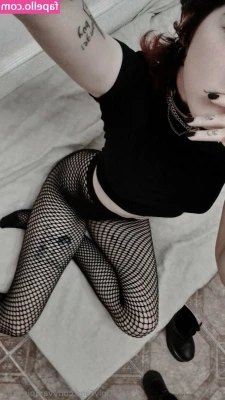 vampir_goth [ vampir-goth ] - Daddy likes you best when you’re sending and begging.