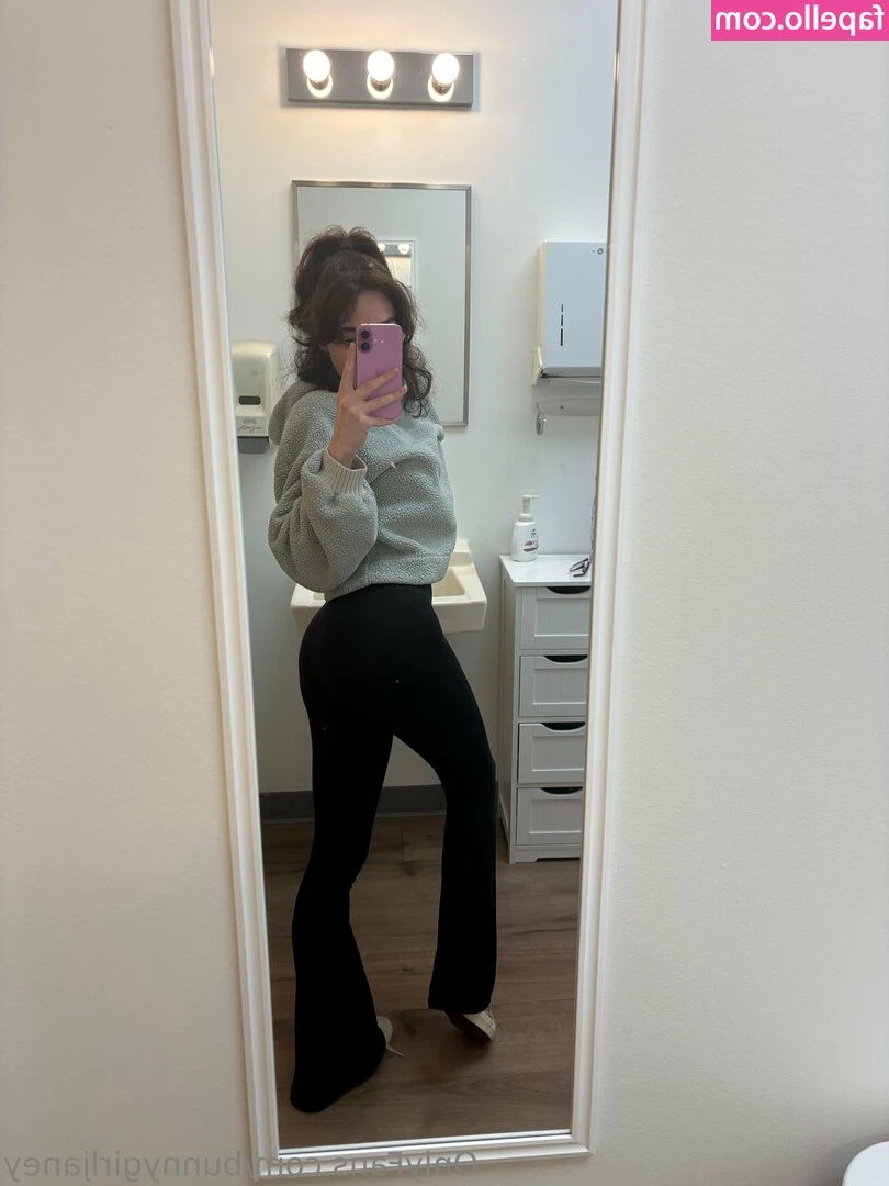 bunnygirljaney - Che caldo che faaa sono tutta nuda ora😂🙈