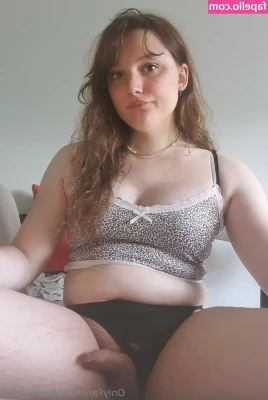 kinky_peas [ kinky-peas ] - How do you like the smooshed cock like this? 🥰