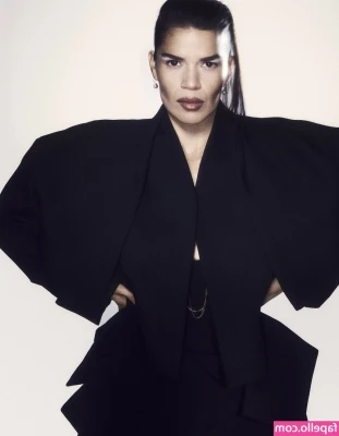 America Ferrera [ america-ferrera ] - Hoodie and leggings weather!