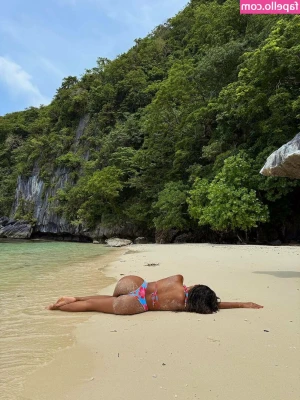 Farina Aguinaldo [ farina-aguinaldo ] - Daydreaming about when we get to go on a skype date <3