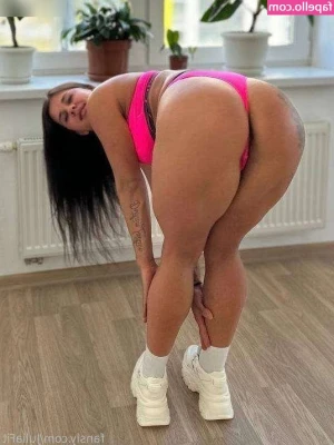 JuliaFit - Mis amores esta tarde os contesto a todos 😘💪🏾👅