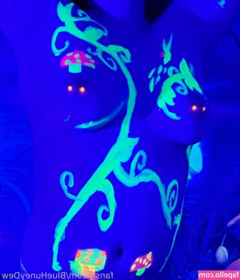 BlueHuneyDew - dancing in miami right now 💰 cum get a private room with ya