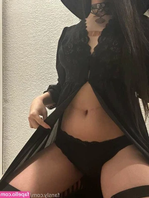 Lilith Lovett [ lilith-lovett ] - Oops hehe