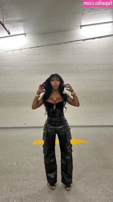 TS Kourtney Dash [ ts-kourtney-dash ] - Taking lewds during work breaks makes the day go by faster, it’s