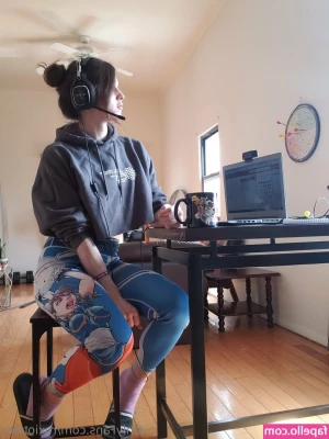 roxiotaku - If you worship Mommy's ass you'll get a year of good luck. 💖
