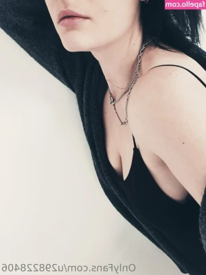 curvy_boddy [ curvy-boddy ] - Dangling!