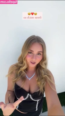 Dalia - One hand on your throat the other on what s about to go down it
