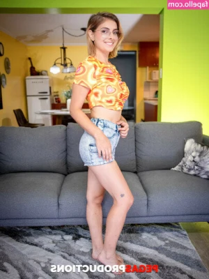 Victoria Cherry [ victoria-cherry ] - flipping u off cuz u been a naughty boy