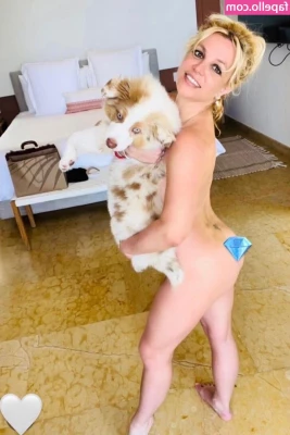 Britney Spears [ britney-spears ] - Enjoy as I show off my feet while rubbing them all over this slaves