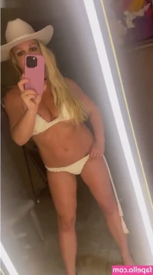 Britney Spears [ britney-spears ] - Soles up! Your Goddess wants your tongue to be exhausted after