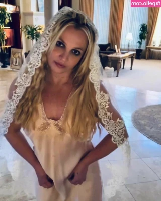 Britney Spears [ britney-spears ] - Good morning  None of you messaged me yesterday so I m posting this 