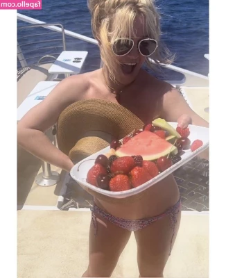Britney Spears [ britney-spears ] - Who likes a cheeky slut