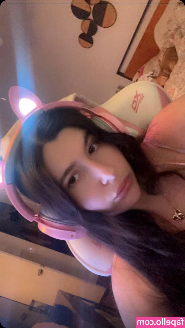 gabbymegxx [ gabbymegxx-1 ] - Is this bra giving me a nice cleavage?