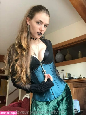 venusvelantinex - Being a horny little slut at my desk 😇