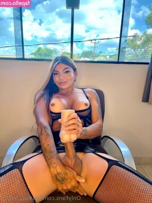 paulalopes013 - I keep it tight in the back 😈 drop a “👅” if you would eat