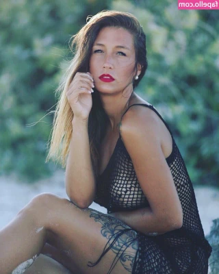 Karen Szumowski [ karen-szumowski ] - I try to stay sexy into the night🖤💜✨