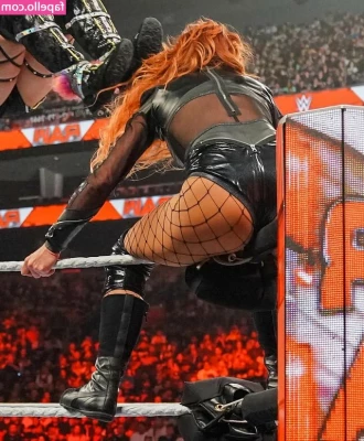 Becky Lynch [ becky-lynch ] - Anyone wanna lend a hand