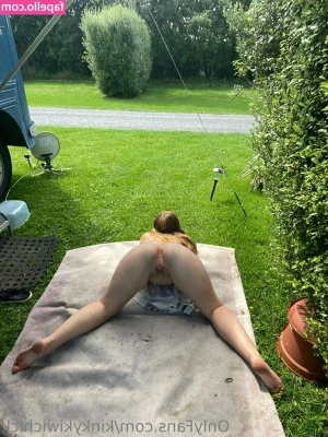 kinkykiwichick - Swipe to see a cheeky nipple 😜