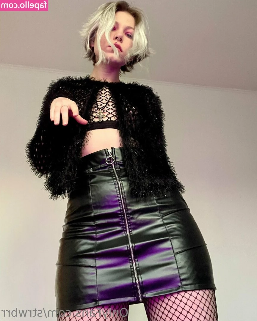 strwbrr - Forgot to post this last night! 🍑💛 Tip $20 on this post if you