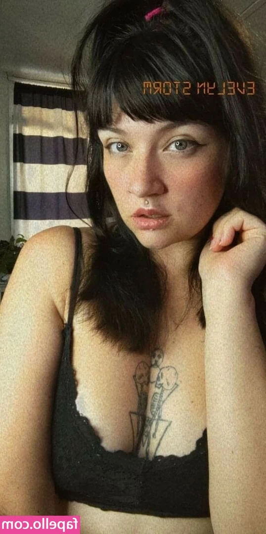 EvelynStorm - Anybody Ever Let a Chick Squirt in Their Mouth Before? ;)