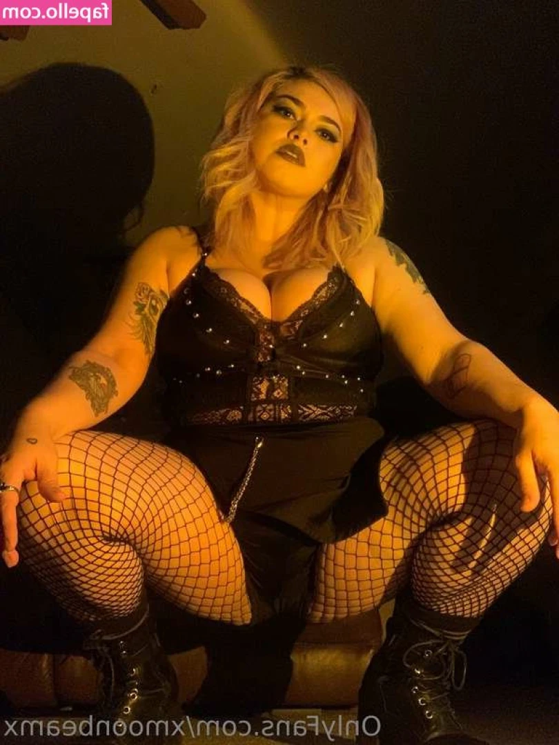 Hollyxx - Another day another scene 😋