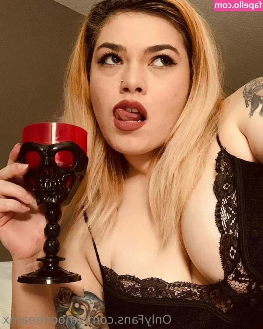 Hollyxx - Good morning ☀️  How this will end ? Are you curious to see me