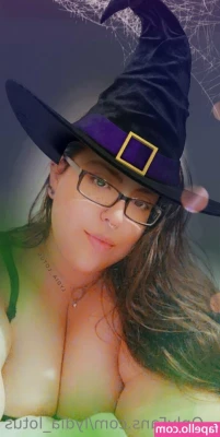 lydia_lotus [ lydia-lotus ] - Catching up on a few customs tonight ❤️   Some customs will take