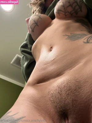 rubyroxanne [ rubyroxanne-1 ] - Dedos en mi apretado culo, solo piensa que si entra, de ahí no