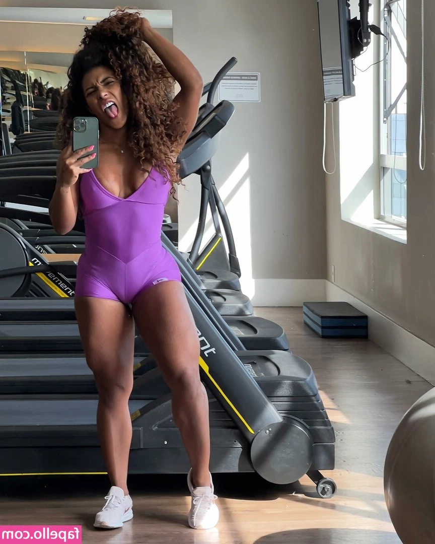 Rayhellen Andrade [ rayhellen-andrade ] - What do you think of this outfit Papi? You like the peekaboo tit