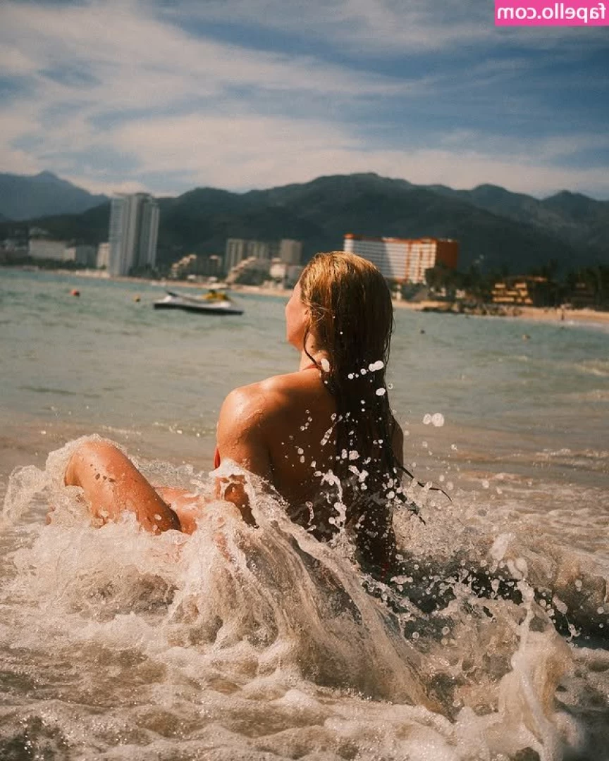 Abigail Domit [ abigail-domit ] - Lemme slip it in for you