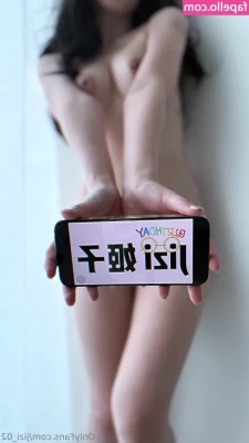 jizi_02 [ jizi-02-1 ] - You walk in on me like this 👀 What do you do next!